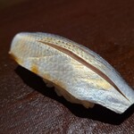 千葉たかおか - ⑫小鰭(千葉県船橋三番瀬産)
      産卵は春、小鰭の旬は夏、出世魚、寿命3年
      美しい皮目、何より香りが良い
      塩振りと〆具合は旨みのバランスが絶妙
      脂の旨みも豊潤で素直に美味しい