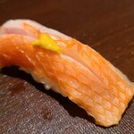 千葉たかおか - ⑪金目鯛(千葉県銚子産)のヅケ
      産卵は夏、旬は秋～晩冬
      骨とあらで取った出汁で漬け込まれ、金目鯛の美味しさが凝縮、皮目が鮮やかな朱色で美しい
      軟らかな舌触り、濃厚だが上品かつ濃い旨み、儚く消える後味