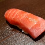 千葉たかおか - ⑭本鮪(千葉県銚子産、130kg、延縄)の腹の中トロ
      艶々とした脂が口に入れると滑らかに溶け、形が無くなります
      身にきめ細かく入った脂のサシが美しく、更なる旨みと甘み、微かな酸味を感じます