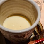 千葉たかおか - ⑧大和蛤(千葉県木更津産)の出汁茶碗蒸し
      朝鮮蛤は輪郭のハッキリした旨みで大和蛤は円やかな旨みという印象ですが、この茶碗蒸しの蛤出汁は濃く深い旨みが凝縮されており、目が醒める様なインパクト