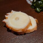 千葉たかおか - ①焚き水蛸(千葉県銚子産)
      産卵期は初夏～夏、旬は通年、寿命3～4年
      水蛸は水分が多いので脱水と寝かせが重要
      水蛸自体の薫りが素晴らしい！
      真蛸より軟らかな歯応え、旨みが拡がります