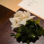 千葉たかおか - ○ガリ、若布(千葉県保田)、薄切り酢蓮根(千葉県香取)、自家製ポン酢
      肴が始まる前にビールを頂きながら少しずつ
      オーケストラの演奏が始まる前の楽器の音出しの様にしっそりと秘めやかに
      しみじみと美味しい