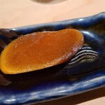 千葉たかおか - ⑩炭火炙り自家製唐墨(千葉県金田産)
      炙られることにより芳ばしく香り、内側から旨みが凝縮した汗が浮かんでいます。
      塩抜きも完璧で6年味醂に漬け込んだ落ち着いた旨みと甘み