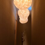 千葉たかおか - 扉を開けると導入の小径と「落花生」を形取った和紙シャンデリア
      そして土壁は高岡大将が栽培するシャリのお米「高岡米」の田圃の土を使っています
      千葉への愛が凄過ぎる！