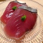 千葉たかおか - ②高岡米の藁で炙った上り鰹(千葉県勝浦産)、摺り分葱載せ
      日本近海本鰹の産卵は夏
      自家栽培した藁で燻した芳ばしい薫り、上り鰹は脂が軽やかでモチモチ食感
      透明感のある美しさも素晴らしい