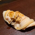 千葉たかおか - ⑱煮大和蛤(千葉県木更津産)
      今や幻の内房産の大和蛤は非常に軟らかく薄味で煮られ、噛む毎に身の中から旨みが溢れ出す
      蛤の味わいもいいいですが、穏やかで甘さを控えめにしたツメも好み