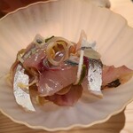 千葉たかおか - ⑦真鯵(千葉県金谷産、11時水揚げ)、自家栽培刻み葱(千葉県産)和え
      産卵は春～夏、旬は秋～冬
      活かったコリ感とねっとりした旨みと滋味が同居し、短時間でどう仕込んだらこうなるのか？
      不思議でならない