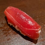 千葉たかおか - ⑬本鮪(千葉県銚子産、130kg、延縄)の赤身
      近海本鮪の産卵は春～夏、旬は初秋～冬
      赤身独特の風味とコクがあります
      軽く漬けにされておりますが、酸味が微かにあり、旨みが華やか