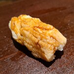 千葉たかおか - ㉒煮穴子(千葉県富津産)
      産卵は初夏～初秋、旬は夏～秋
      ふわふわと軟らかく一気に拡がる旨み
      これが江戸前の穴子の実力
      強くないツメもたかおか流で好みです