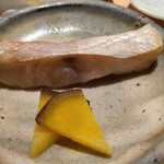 千葉たかおか - ④炭火焼き赤甘鯛(千葉県竹岡産)
      焼いた赤甘鯛の頭と骨で取った出汁に漬け込まれ、赤甘鯛の濃さをより凝縮
      鱗と皮を引きつつも、表面の皮下の薄皮は残してあり、滋味ある脂がしっかり楽しめます