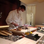 千葉たかおか - ⑨炭火炙り太刀魚(千葉県竹岡産)
      網上の炭火をギリギリまで近付け、太刀魚の脂をジュウジュウと焦がす
      微かな美味しい音に思わず聞き耳を立てる
      見て、薫って、聴いて、食べる
      五感を刺激する美味しさ