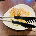 yakki鶏 - 淡路玉ねぎのオニオンスライスサラダ418円