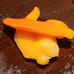 千葉たかおか - ③青柳(千葉県木更津産)
      産卵は早春~夏、旬は春
      ほのかな磯の香り、蕩ける様な消え去り方
      以前は弾力があったが劇的に変化
      煮過ぎでもなく貝類が蕩ける、味わいは透明感があり、甘み&旨みが豊か、激ヤバです