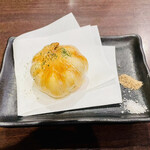 yakki鶏 - にんにくの素揚げ308円、2種類のお塩が嬉しい。