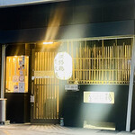 yakki鶏 - 18:45に食べログから予約して4名掛けテーブルに。ずっとほぼ満席状態。
