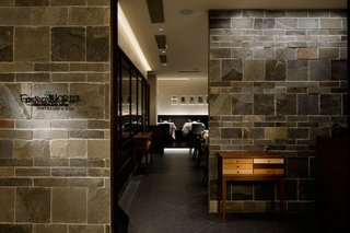 Enoteca NORIO - リストランテゾーンとワインバーカウンターゾーン2つの楽しみ方を演出