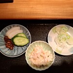 Sobadokoro Oomura - お新香3種とマカロニサラダ、トッピングのネギ