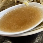 ラーメン もっけだの - 2023.4限定『海老塩ラーメン野菜マシマシ+ネギ+ニンニク』のスープ