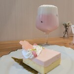 ナナシノ - 桜ムースと北海道チーズケーキ、自家製さくらオレ(ICE)