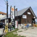 ラーメンにっこう - 外観右側→が広めの駐車場です。