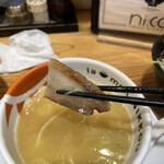 ラーメンにっこう - 再び、麺を付けてもう一啜り。今度は、鶏白湯の風味もゆっくりと感じます。スープから宝物を発見。チャーシューです。先程入れたレアチャーシューではありません。