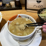 ラーメンにっこう - しっかりと浸けてスープが絡むように一気に啜る、少し物足りない時は、スープの器を持って啜る_:(´ཀ`」 ∠):