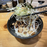 ラーメンにっこう - 不動の人気「炒豚飯」
      白細ネギを、ひょっと上げると細かく刻んだチャーシューがご飯を覆っています。胡麻の良い香りと風味が‼️