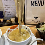 ラーメンにっこう - 再び、麺を付けてもう一啜り。今度は、鶏白湯の風味もゆっくりと感じます。スープから宝物を発見。チャーシューです。先程入れたレアチャーシューではありません。
