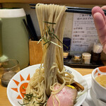 ラーメンにっこう - 啜ることに特化した、もっちりとした弾力と伸び。ツルッとして口の中で、暴れる麺。
      女性の優しさと男性の力強さを合わせた麺です。旨し‼️