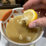 ラーメンにっこう - ここまで、凄く美味しいので、柚子を絞ることにかなり抵抗を覚えます。