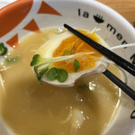 ラーメンにっこう - 玉子：黄身がゼリー状の好きな感じの玉子。トロッとしているが、他のインパクトがあるメンバーには個性で負けている感じです。でも無いと寂しさをを感じます。