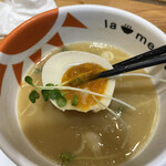 ラーメンにっこう - 玉子もスープに沈めて❤️