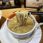 ラーメンにっこう - 麺はやっぱり大の300gだな。この麺、スープ❗️旨んまぁい(● ˃̶͈̀ロ˂̶͈́)੭ꠥ⁾⁾