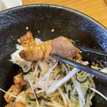 ラーメンにっこう - しっかり旨味があるチャーシューと胡麻の相性はバッチリです。少し脂ギッシュに感じますが、ギュッとした肉の旨味は、また違ったチャーシューですね。(● ˃̶͈̀ロ˂̶͈́)੭ꠥ⁾⁾