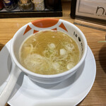 ラーメンにっこう - 鶏白湯スープに柚子胡椒を利かせたつけ汁。鶏の淡い味わいに柑橘系のさっぱりした後味。こんなつけ麺のスープは、初めてです。また、食欲をそそりますね。少しだけ、ピリッとした胡椒が後を残します。