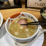 ラーメンにっこう - レアチャーシューメンマをスープに沈めます。「後でね」美味しくな〜れ。