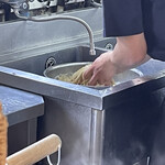 ラーメンにっこう - コレが、自分の為に水で締めているところですね。美味しくな〜れ♪