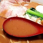 魚魚 - 濃厚な焦がし煮干しスープ。