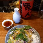 スパイスとお酒 食楽たべ - チキンビリヤニと舞美人(まいびー)のお燗。