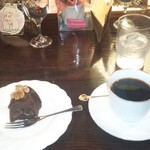 シティーライト - ノアール(右)    ノアケーキ(左)。