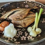 千葉たかおか - 高岡さん自家製、金谷の鯵の干物　野蒜　梅干し