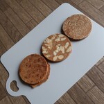 憧泉堂 - 手焼憧せんべい（ピーナッツ、アーモンド、白胡麻）　各150円