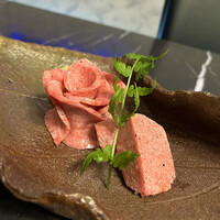 焼肉 拍手喝采 - 山形牛 黒タン　薄切り、厚切り