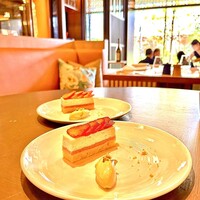 FORNI - デザートはたんたん苺を使ったマスカルポーネムースケーキ、ピスタチオクリームが添えられてる