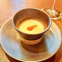 FORNI - 桜の塩漬けが添えられた玉ねぎのポタージュ