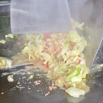 和楽 - 手際よくもんじゃを撹拌してくれます