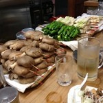 やきとん千登利 - カウンター目の前に並べられた焼き物の数々