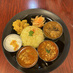 チーズケーキと彩りカレー Luna piena - ３種盛り（チキンカレー、チキンチリキーマ、ポークビンダルー）