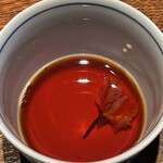 手打ち蕎麦 三乗 - もり汁に桜花を入れて