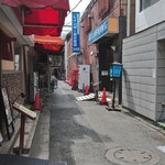 Rafi No Utsukushii Mori - アーケード商店街から横路に入れば突き当たりがラフィーの美しく森(店舗を背にして商店街方面を撮影)